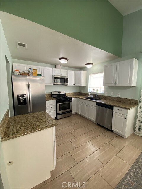 Foto del edificio - 26222 Newport Ave