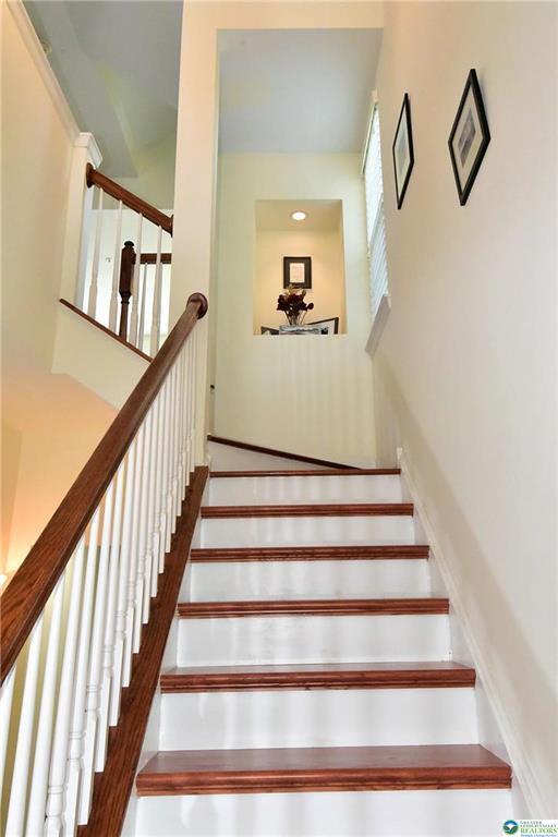 Building Photo - 1600 Oakridge Ln