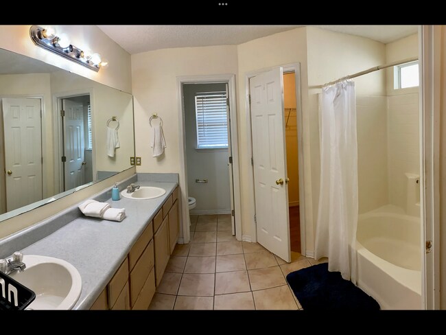 Foto del edificio - 853 Ladner Dr