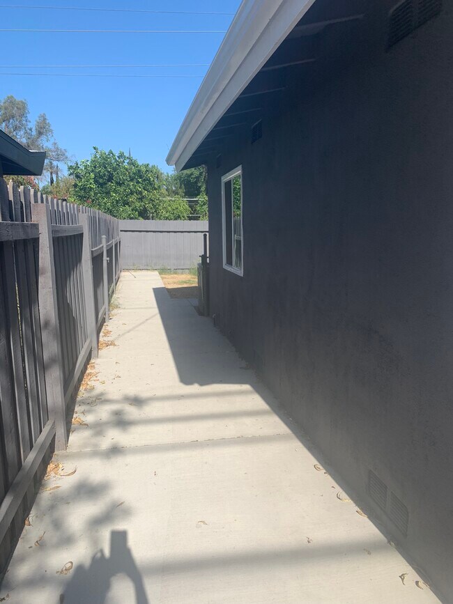 Foto del edificio - 7024 Wilbur Ave