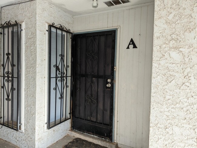 Foto del edificio - 8816 Norton St