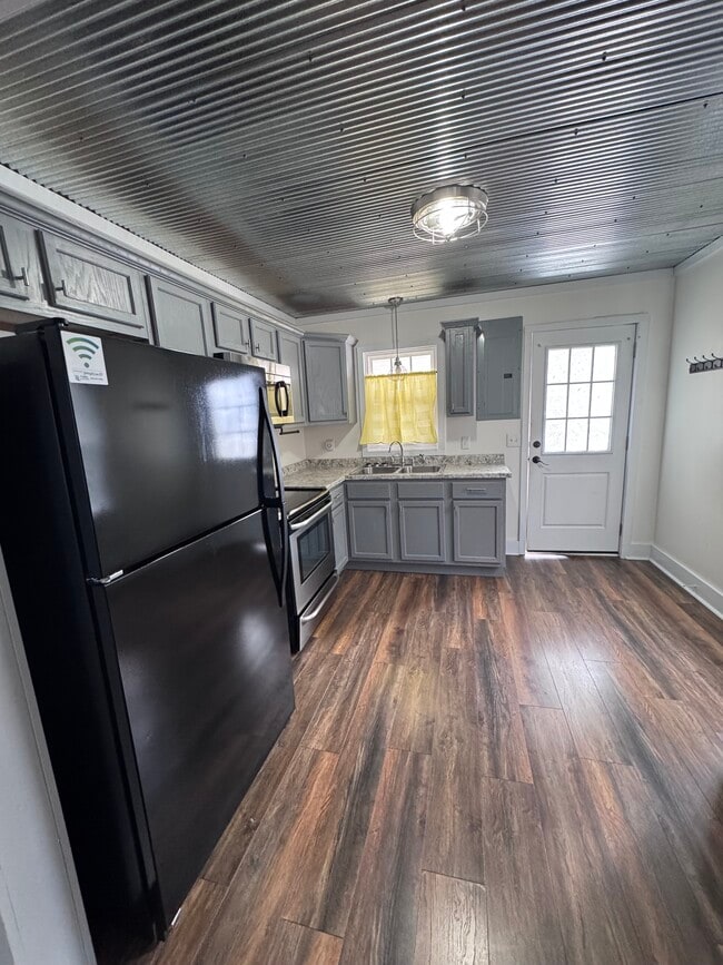 Building Photo - 1615 N Maple Ave