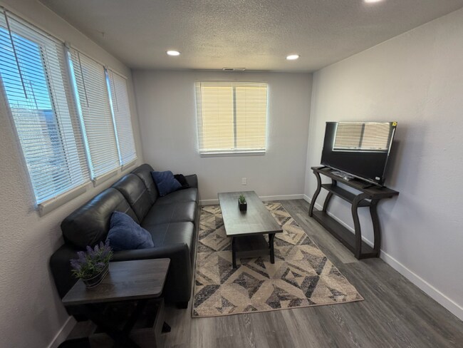 Foto del edificio - 800 W 10th St