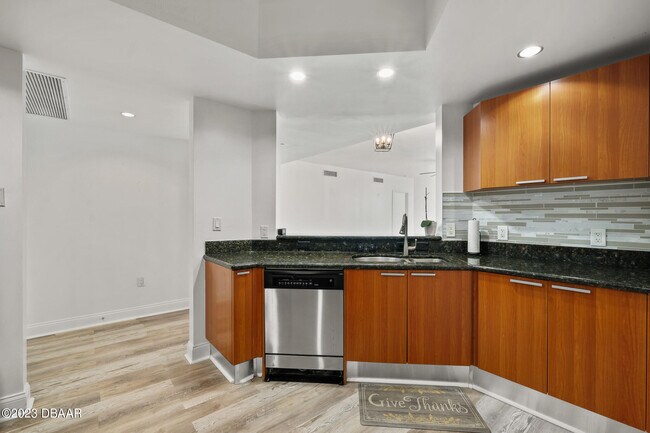 Building Photo - 231 Riverside Dr
