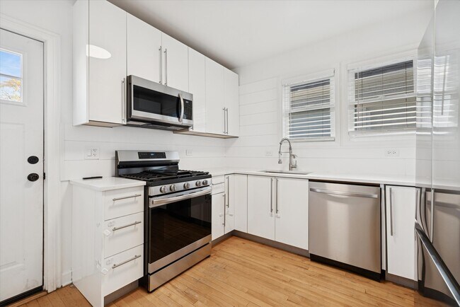 Foto del edificio - 3831 N New England Ave