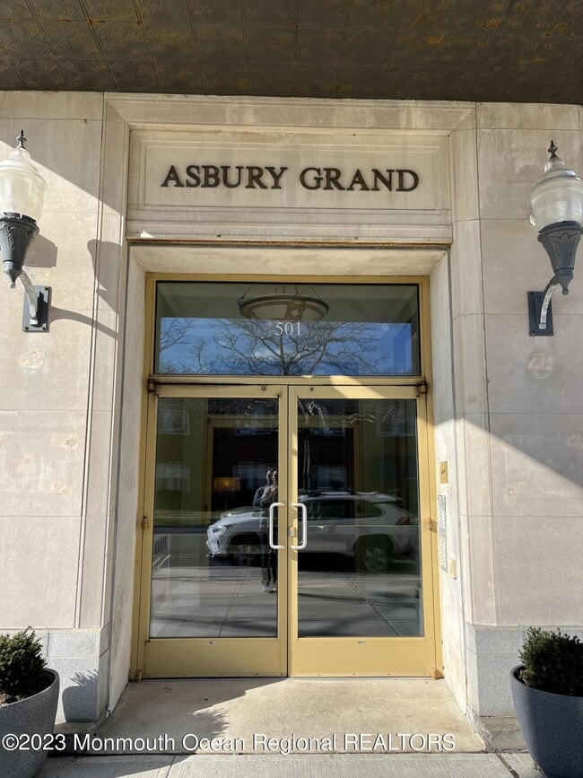 Building Photo - 501 Grand Ave