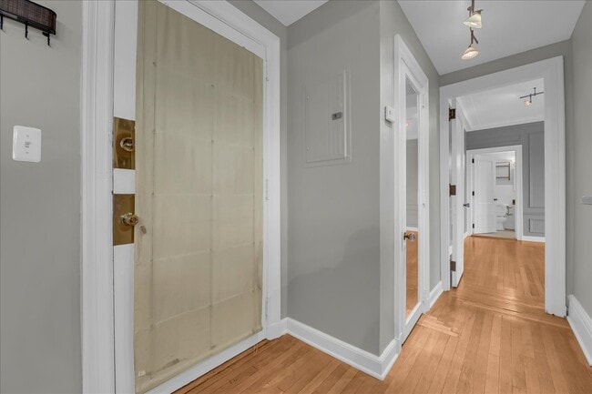 Building Photo - 2900 E Jefferson Ave