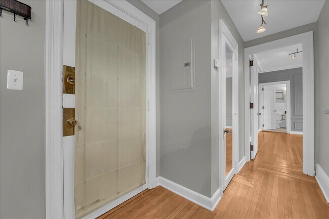 Foto del edificio - 2900 E Jefferson Ave