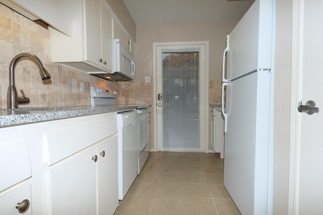Foto del edificio - 7727 Meadow Park Dr