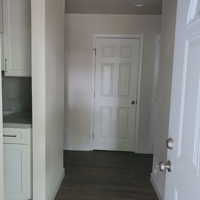 Building Photo - Newly Updated 3 Bedroom 2 Bathroom with ga...