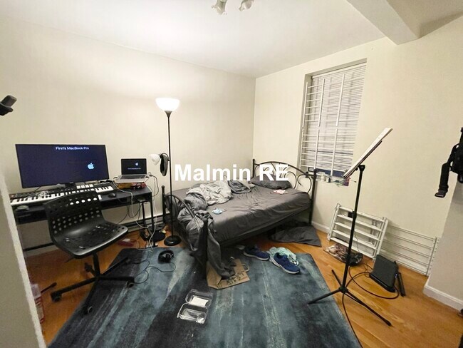 Building Photo - 143 Hemenway St