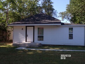 Building Photo - 210 SW Summit Ave