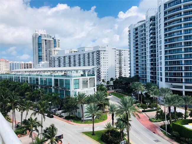 Foto del edificio - 5900 Collins Ave