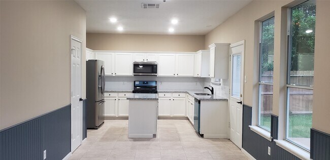 Building Photo - 3839 Landon Park Dr