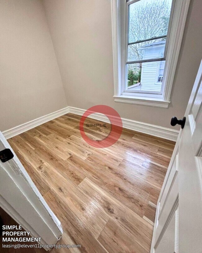 Building Photo - Massive 5 bedroom 1 bath house with fence in yard