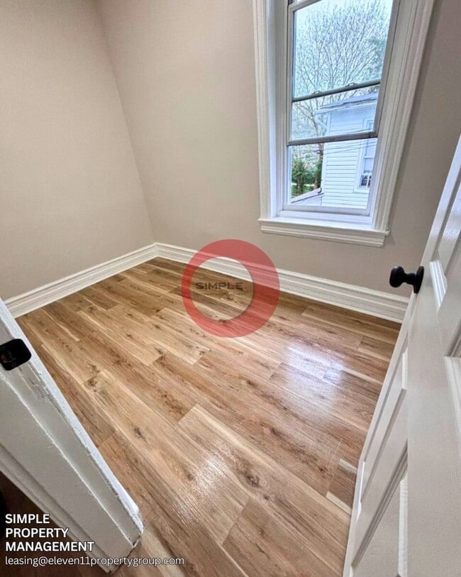 Foto del edificio - Massive 5 bedroom 1 bath house with fence in yard