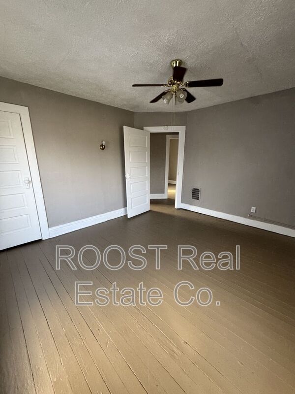 Foto del edificio - 1027 W Pleasant St