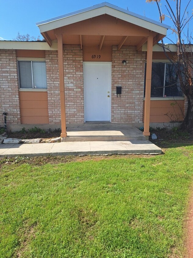 Primary Photo - 2x1 Less Than $933 Big Yard, Pets OK