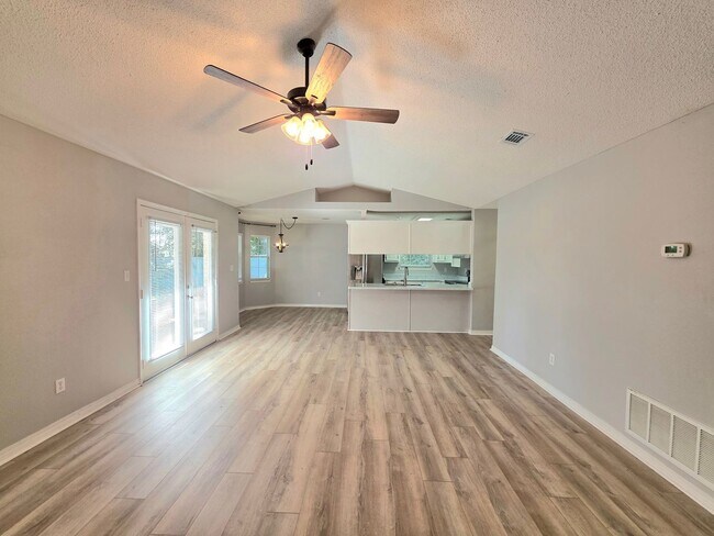 Building Photo - Charming 3-Bedroom Home