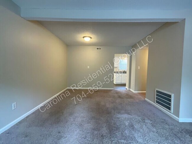 Foto del edificio - 8913 Hunter Ridge Dr