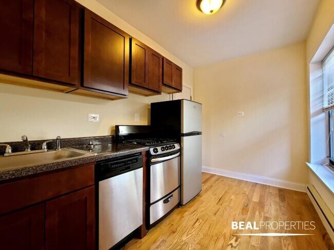 Foto del edificio - 0 bedroom in CHICAGO IL 60657