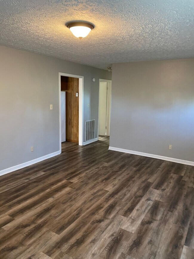 Building Photo - 3 bedroom 1 bath brick home in the country...