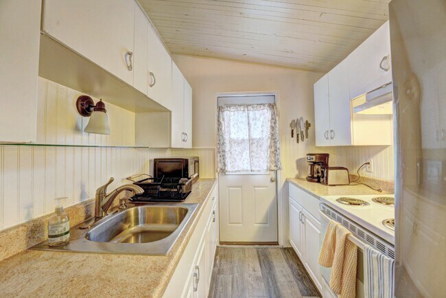 Building Photo - 1630 Maple Ct