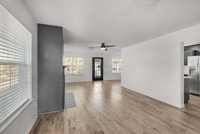Foto del edificio - LAKE FRONT HOME & GATED COMMUNITY WITH COMMUNITY POOL IN NAVARRE!