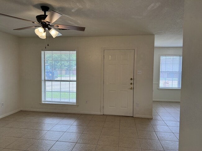 Building Photo - 1621 Rock Hollow Loop