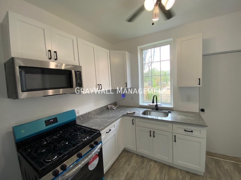 Foto principal - $1,250 - 2 Bedroom 1 Bathroom Renovated Home