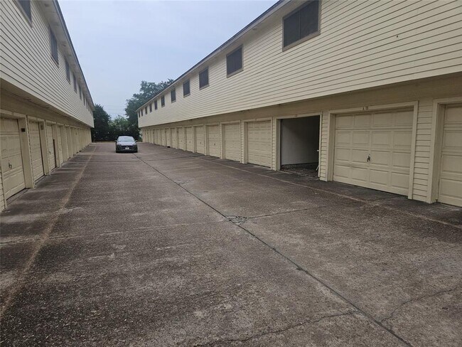 Building Photo - 2425 Holly Hall St
