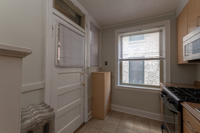 Building Photo - 544.5 W Surf St