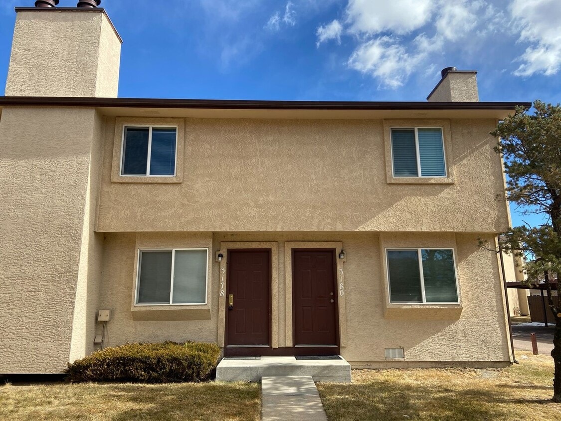 Stunning 2 Bed/2 Bath Townhome near Ft Carson! - Stunning 2 Bed/2 Bath Townhome near Ft Carson!