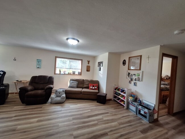 Building Photo - Spacious 2 Bedroom - AVAILABLE SEPTEMBER!