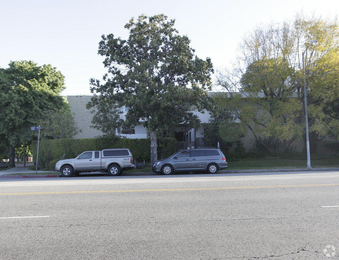 Primary Photo - Riverside Drive Apartments