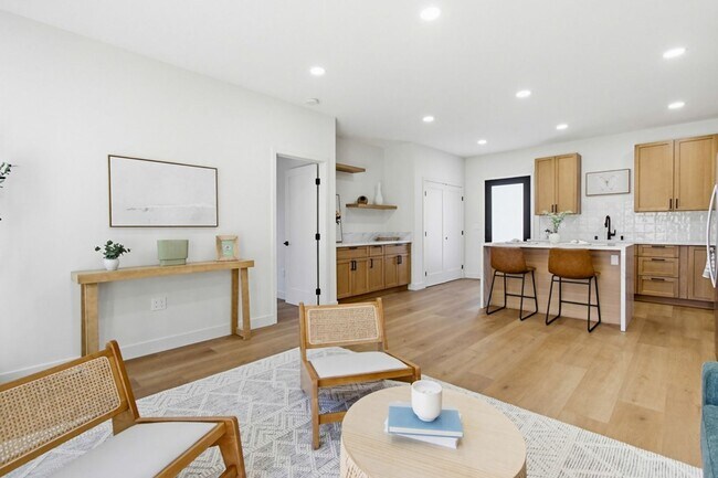 Foto del edificio - Brand New Construction – 3 Bed / 2 Bath Duplex Home in Normal Heights