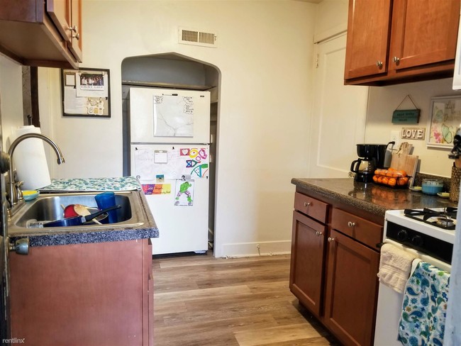 Building Photo - 2 br, 1 bath Apartment - 327 Semple Street