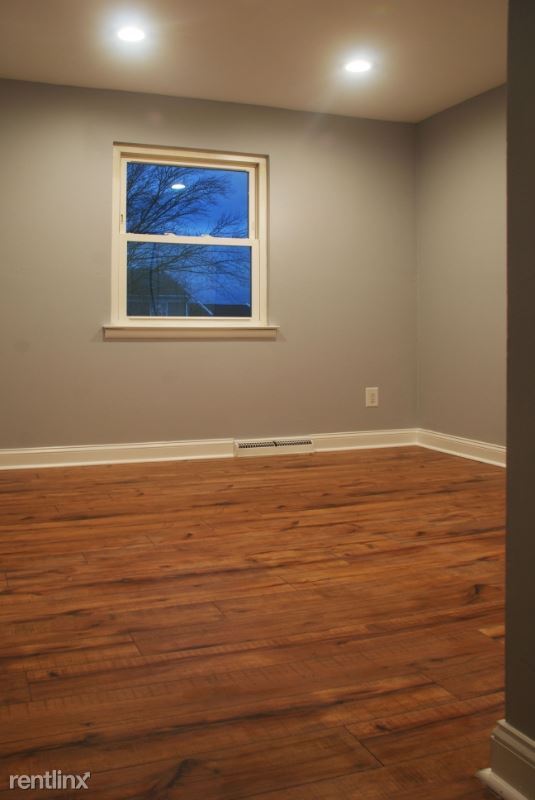 Building Photo - 3 br, 1.5 bath Townhome - 219 1st St