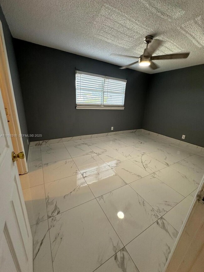 Foto del edificio - 700 SW 80th Terrace