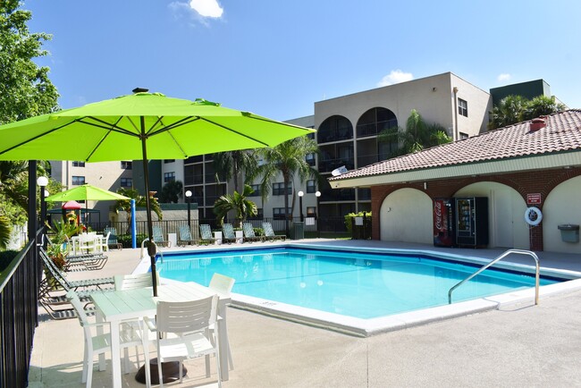 Refreshing Swimming Pool - Royalton On The Green Apartments