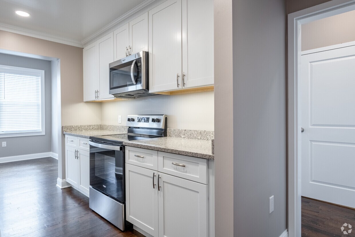 Foto principal - The Atrium @ Anderson Station: In-Unit Washer & Dryer, Cold Water Included, Fitness Center, and C...
