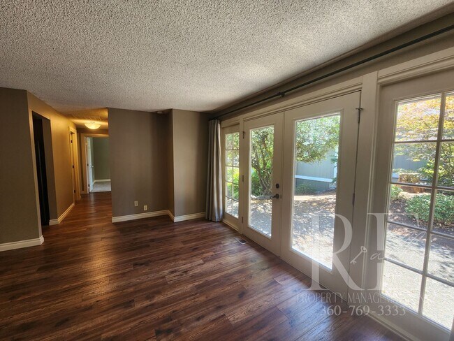 Foto del edificio - Meticulous 2-Bedroom with Courtyard