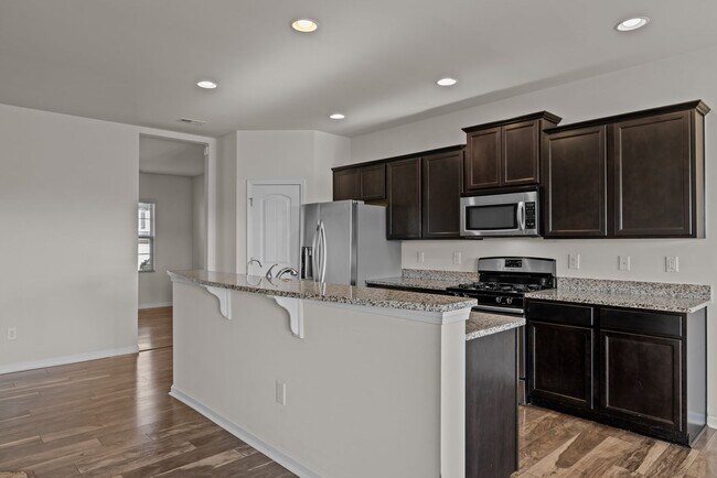 Foto del edificio - Spacious 5 Bedroom Home with 2-Car Garage,...