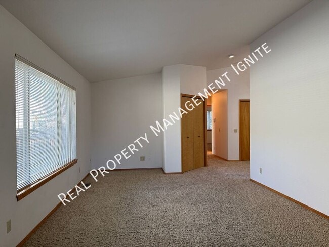 Building Photo - 1115 NE Hidden Valley Dr