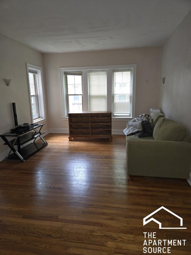 Building Photo - 828 Reba Pl