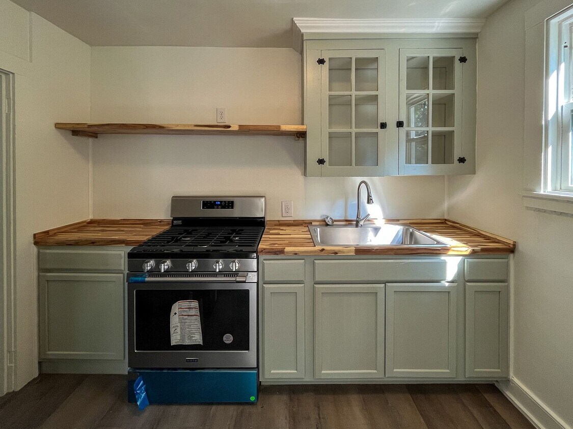 Foto principal - 128 Maywood Ln