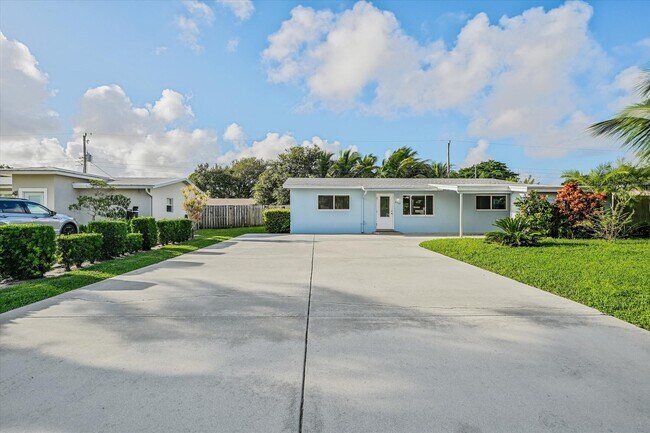 Building Photo - 2402 E Edgewater Dr