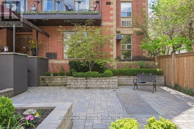 Photo du bâtiment - 162-162 Reynolds St