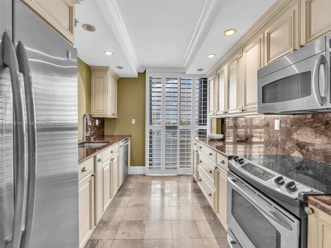 Building Photo - 2501 Brickell Ave