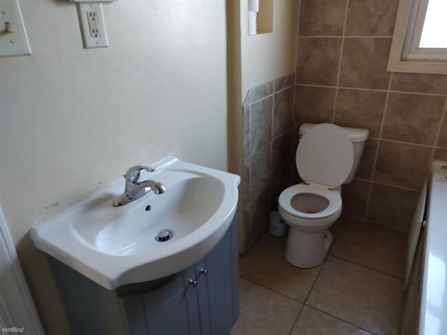 Building Photo - 3 br, 1 bath House - 125 West Washington S...